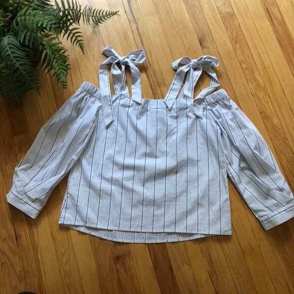 A New Day Open Shoulder Top - Picture 2 of 3